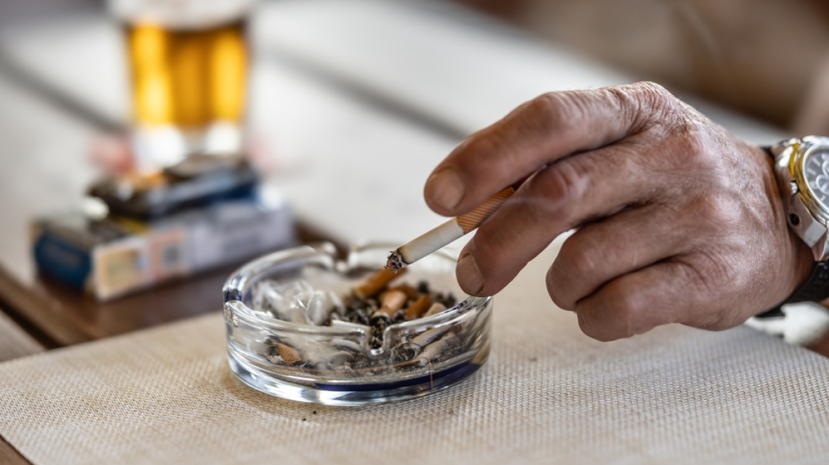 Έλεγχοι και πρόστιμα για κάπνισμα και αλκοόλ σε καταστήματα στο κέντρο της Αθήνας