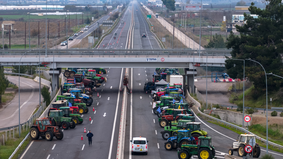 Ξεκινά η έξοδος των Χριστουγέννων με τα μπλόκα στις εθνικές: Δύο λωρίδες ανοίγουν οι αγρότες, θέμα ασφάλειας θέτει η Τροχαία 