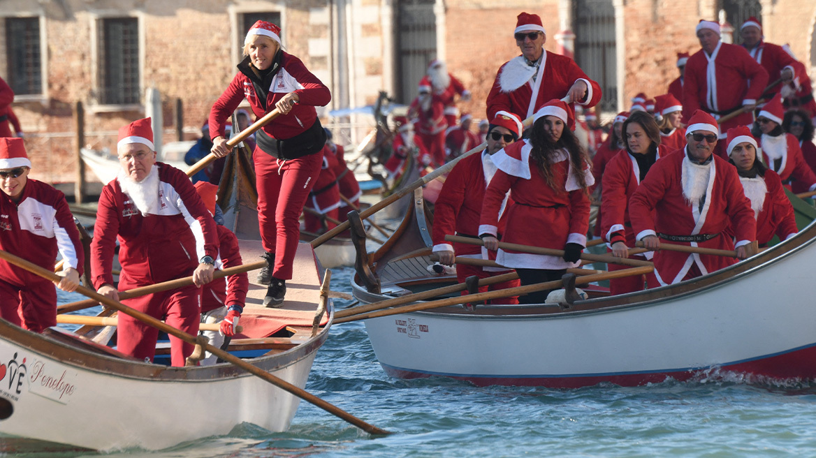 Εκατοντάδες Άγιοι Βασίληδες με γόνδολες πλημμύρισαν το Μεγάλο Κανάλι της Βενετίας, δείτε βίντεο