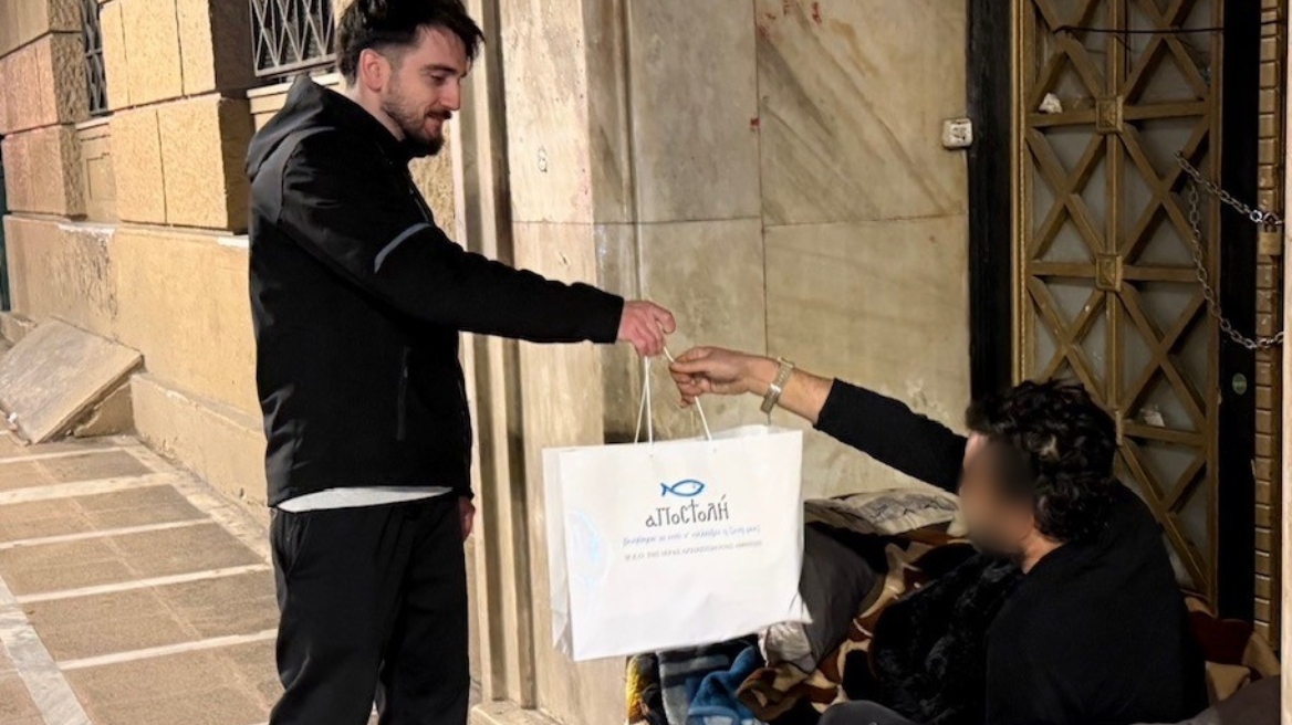 Φοιτητές με την «Αποστολή» της Ιεράς Αρχιεπισκοπής Αθηνών μοιράζουν δέματα αγάπης σε αστέγους