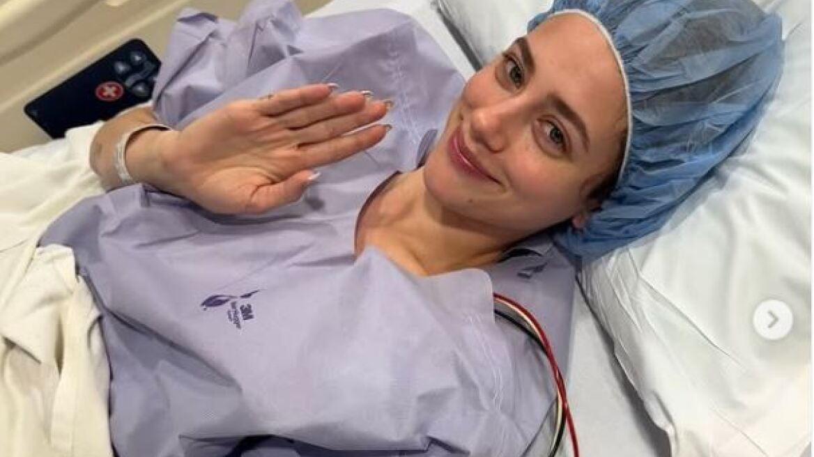 Η Λίλι Ράινχαρτ σε νέα φωτογραφία με ρόμπα χειρουργείου: «Ακούστε το ένστικτό σας»