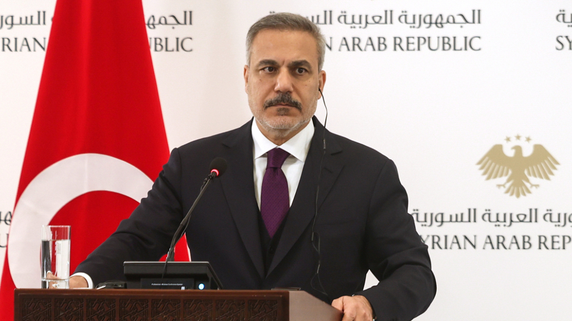 Απρόοπτο σε συνέντευξη τύπου του Φιντάν στη Συρία: Διέκοψαν άρον-άρον τις δηλώσεις του, συγγνώμη ζήτησε η Δαμασκός