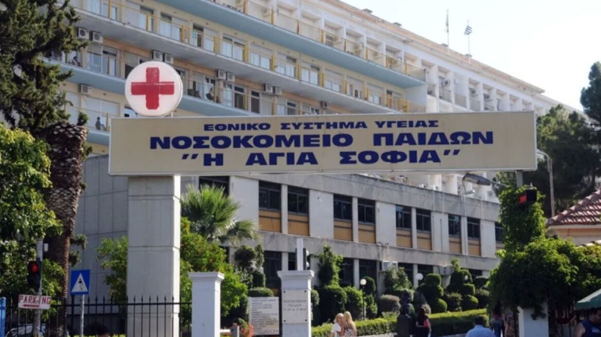 Στο νοσοκομείο 14χρονη που έλεγε τα κάλαντα και τραυματίστηκε με πατίνι - Πώς έγινε το ατύχημα