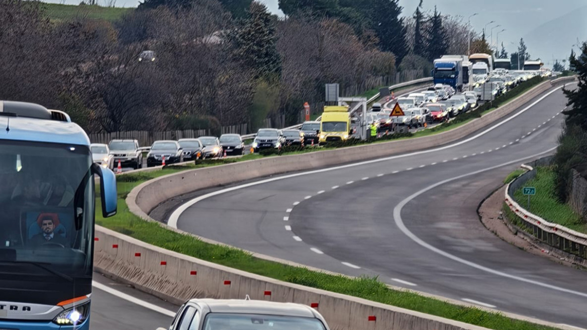 Δεύτερη ημέρα εξόδου για τα Χριστούγεννα με μπλόκα: Καθυστερήσεις στο Κάστρο, δυσκολίες στην Αντιρρίου-Ιωαννίνων, νέα ανακοίνωση για την κίνηση στη Θεσσαλία