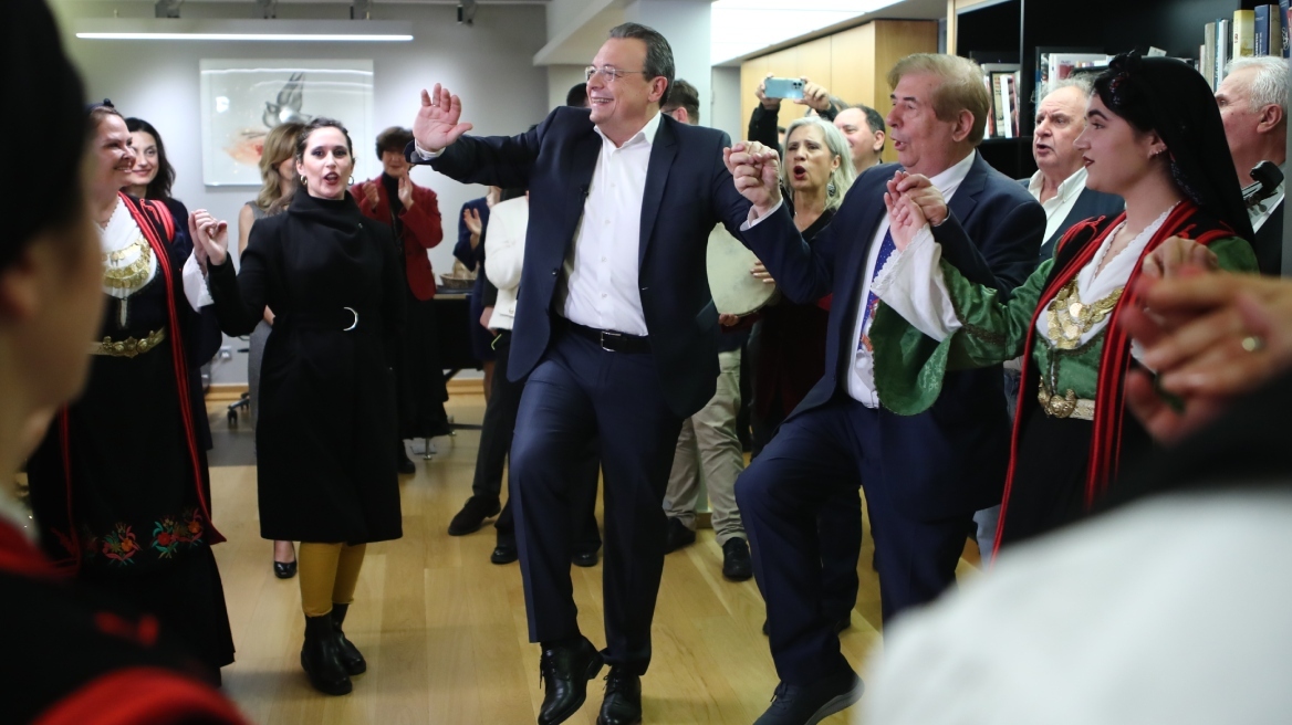 ΣΥΡΙΖΑ: Άκουσε τα κάλαντα από την Πανηπειρωτική Συνομοσπονδία ο Φάμελλος και χόρεψε μαζί τους