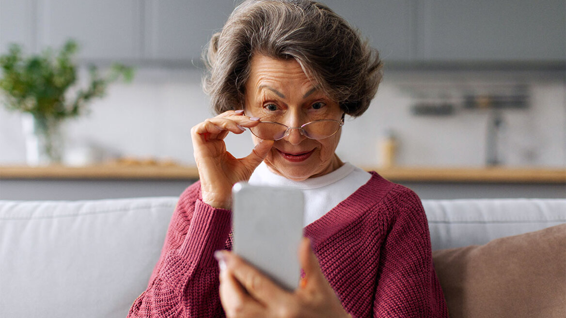 Κι όμως, οι πραγματικοί «εθισμένοι» στις οθόνες είναι οι ηλικιωμένοι