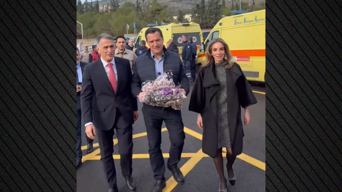 Επίσκεψη Γεωργιάδη σε εφημερεύοντα νοσοκομεία ανήμερα των Χριστουγέννων, κέρασε γλυκά τους εργαζόμενους στο ΕΣΥ