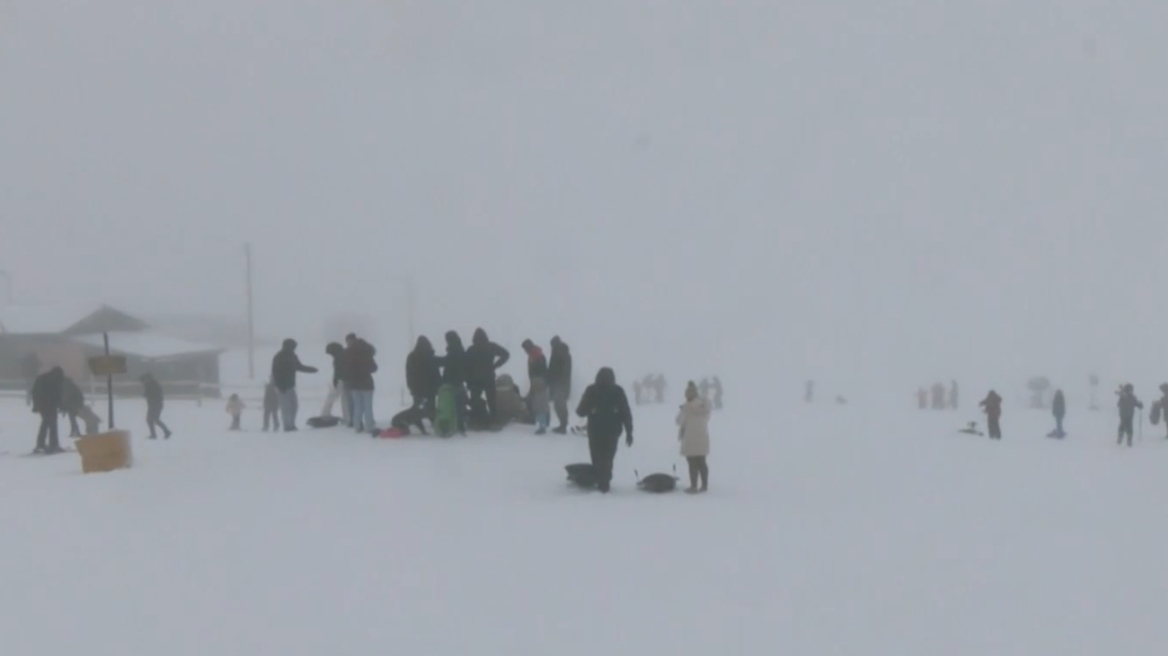 Χριστούγεννα στο βουνό: Γεμάτες οι χιονοδρομικές πίστες, πέτρινα σπίτια και καλντερίμια μαγεύουν τους επισκέπτες