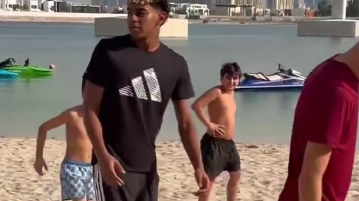 Βίντεο: Ο Λαμίν Γιαμάλ έκανε το καλύτερο δώρο Χριστουγέννων σε μια παρέα πιτσιρικάδων παίζοντας μπάλα μαζί τους