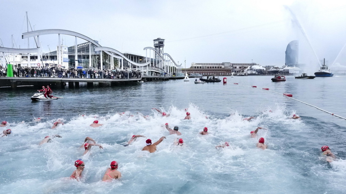 «Κύπελλο Χριστουγέννων»: Δεκάδες άνθρωποι συμμετείχαν στον παλαιότερο αγώνα κολύμβησης στην Ισπανία, δείτε φωτογραφίες