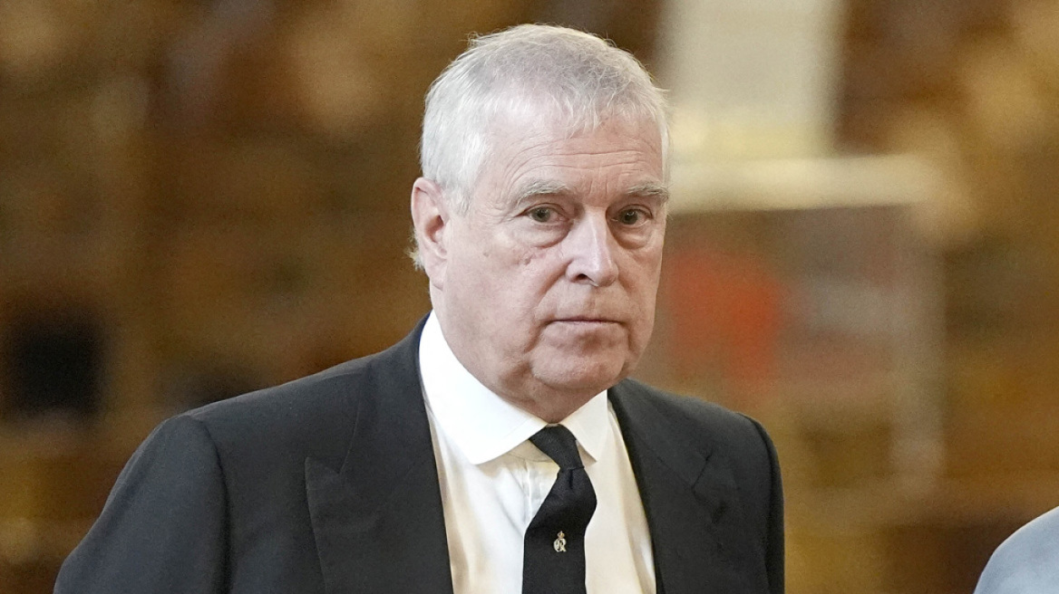 Τα μοναχικά Χριστούγεννα του Άντριου, μέχρι και οι κόρες του τον έκαναν πέρα