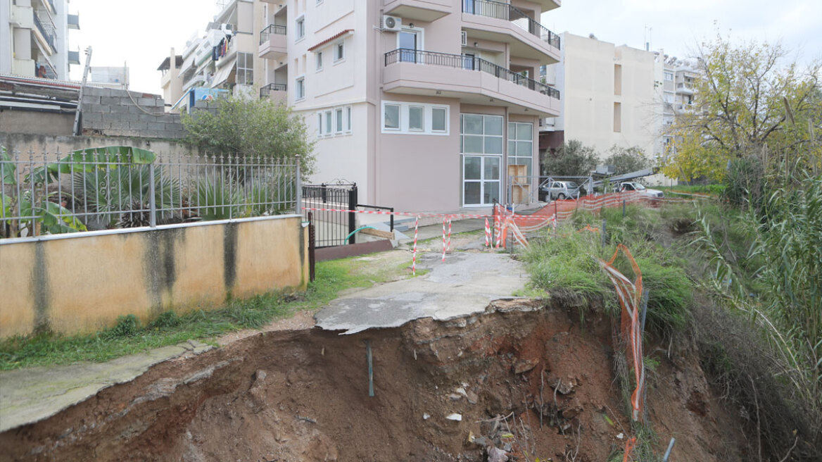Κακοκαιρία στην Αττική: Καθίζηση 10 μέτρων στο ρέμα της Πικροδάφνης, σε κατάσταση έκτακτης ανάγκης ο Άγιος Δημήτριος 

