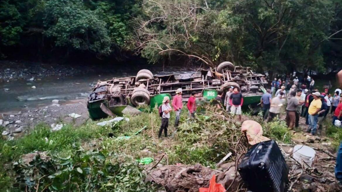 Τραγωδία στο Μεξικό: Τουλάχιστον δέκα νεκροί και 32 τραυματίες σε ανατροπή λεωφορείου
