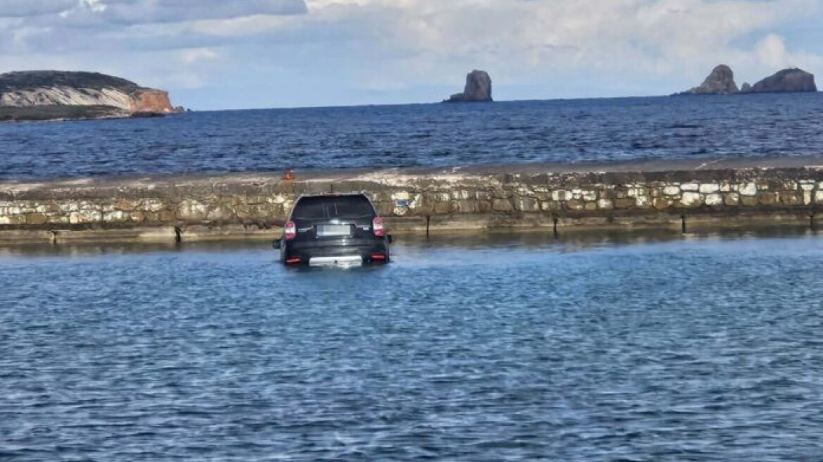 Πάρος: Αυτοκίνητο έπεσε στη θάλασσα και βυθίστηκε, ο οδηγός δεν έβαλε χειρόφρενο, δείτε βίντεο