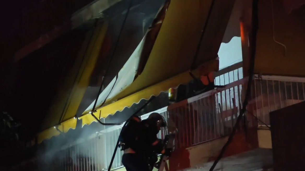 Νεκροί δύο άνδρες που εγκλωβίστηκαν σε φωτιά σε διαμέρισμα στην Καλλιθέα, δείτε βίντεο