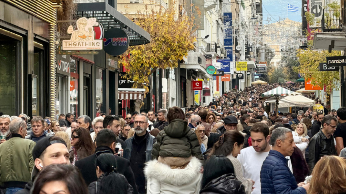 Εορταστικό ωράριο: Ανοιχτά σήμερα και αύριο τα εμπορικά καταστήματα, πώς θα λειτουργήσουν έως την παραμονή της Πρωτοχρονιάς