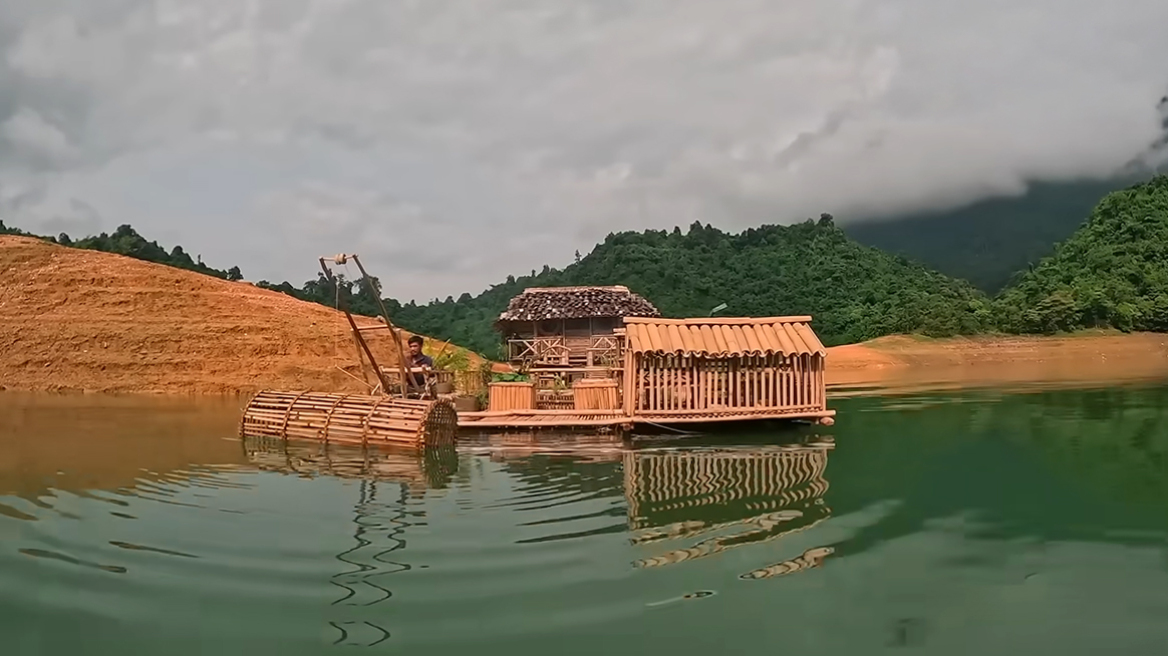 Ούτε ρεύμα, ούτε μηχανήματα: Ένας άντρας έχτισε ένα αυτόνομο πλωτό χωριό σε μια απομακρυσμένη λίμνη