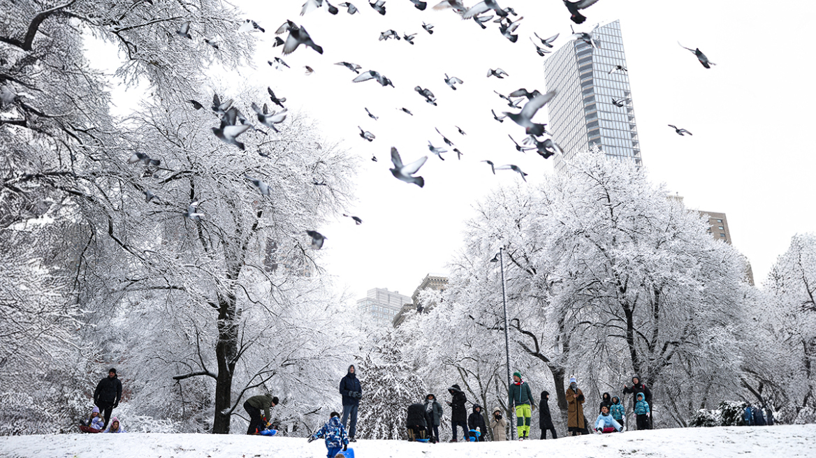 Χιονοθύελλα «παγώνει» τη Νέα Υόρκη, πάνω από 1.600 ακυρώσεις πτήσεων και χάος στις μετακινήσεις