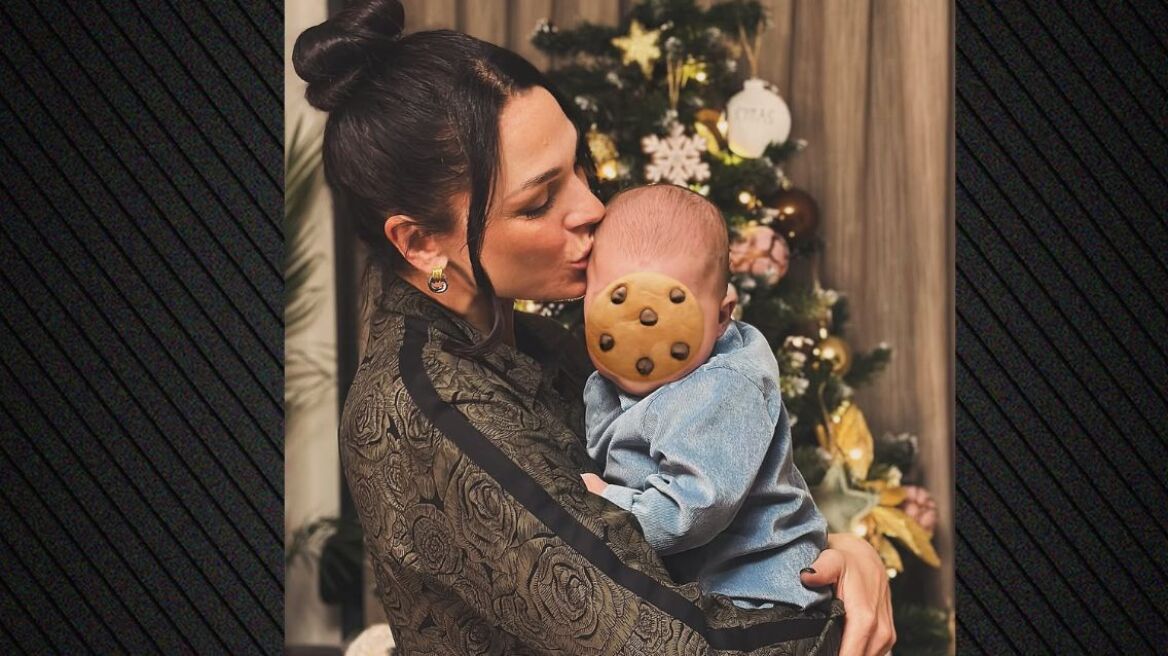 Η Ιωάννα Τριανταφυλλίδου πόζαρε μπροστά στο χριστουγεννιάτικο δέντρο με τον γιο της