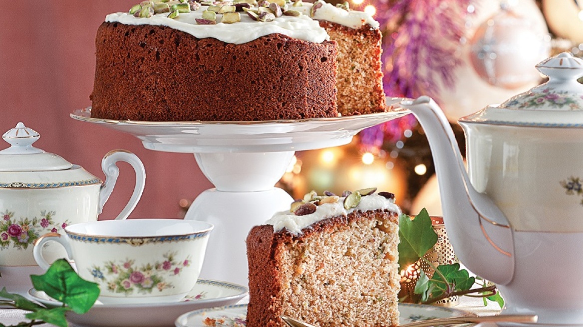 Βασιλόπιτα κέικ με φιστίκια και γλάσο λευκής σοκολάτας