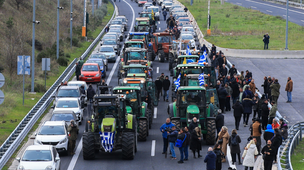 «Όλο και περισσότεροι αγρότες θέλουν τον διάλογο» λέει η κυβέρνηση και καλεί σε συζητήσεις μετά το πρώτο ρήγμα στα μπλόκα