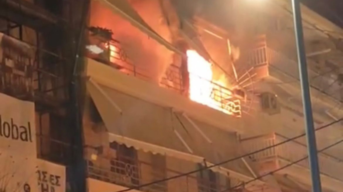 Φωτιά σε διαμέρισμα στην Κάτω Τούμπα: Απεγκλωβίστηκαν επτά άτομα, δείτε βίντεο
