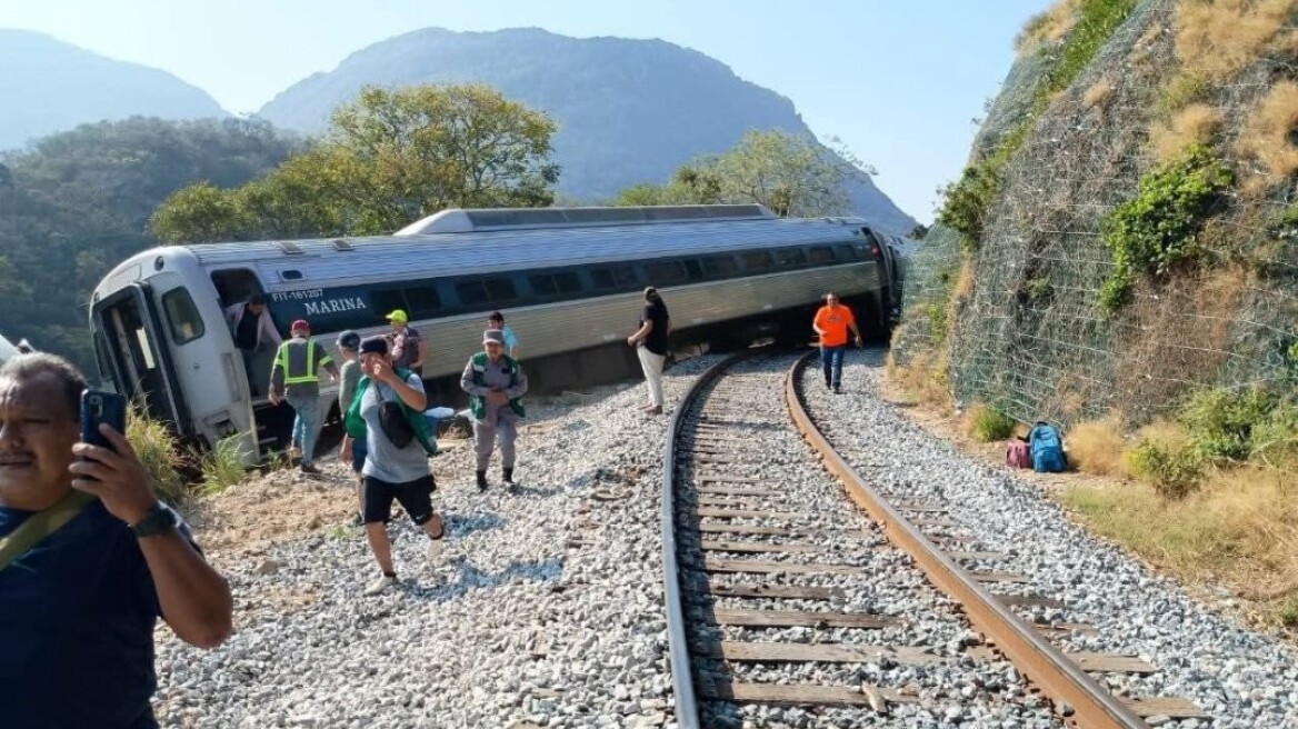 Δεκαπέντε τραυματίες από τον εκτροχιασμό επιβατικής αμαξοστοιχίας στο νότιο Μεξικό
