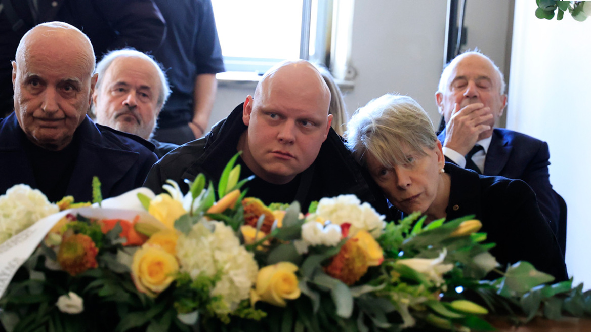 Με χειροκροτήματα το τελευταίο αντίο στη Σύλβα Ακρίτα, συντετριμμένοι οι συγγενείς της