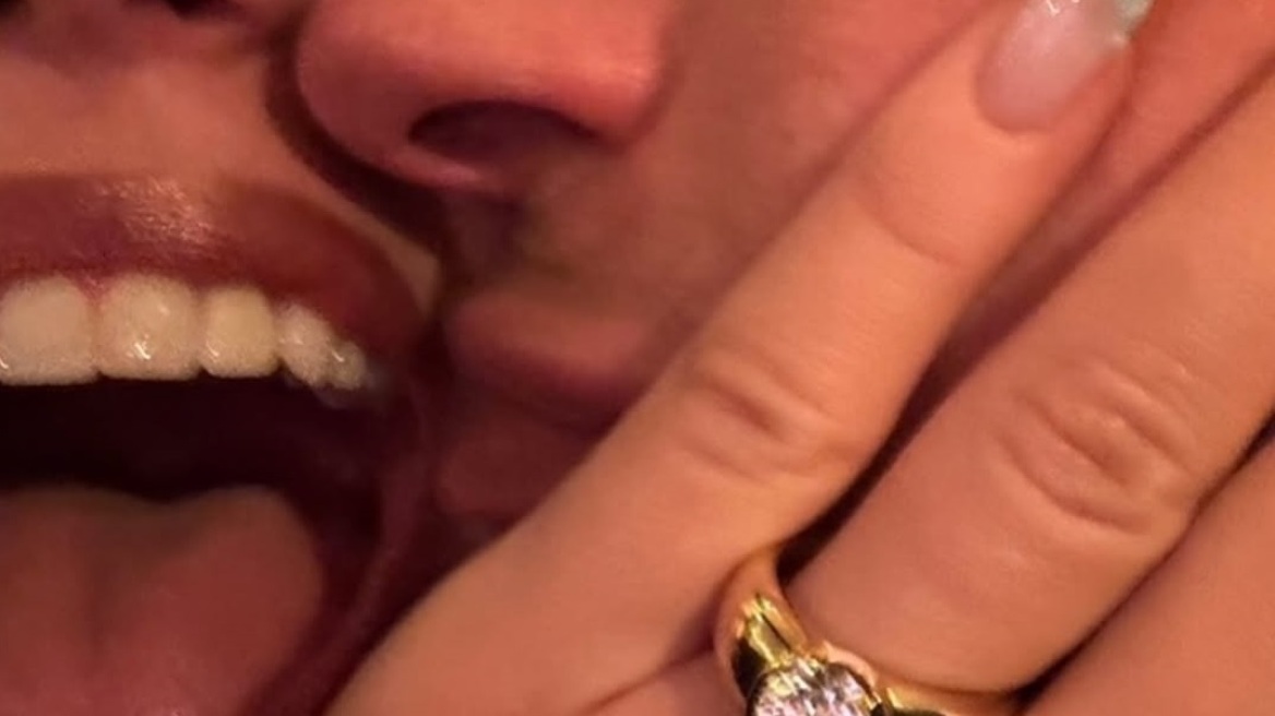 Ντούα Λίπα: Ο απολογισμός της για το 2025 - Η ιλιγγιώδης αξία του δαχτυλιδιού αρραβώνων της