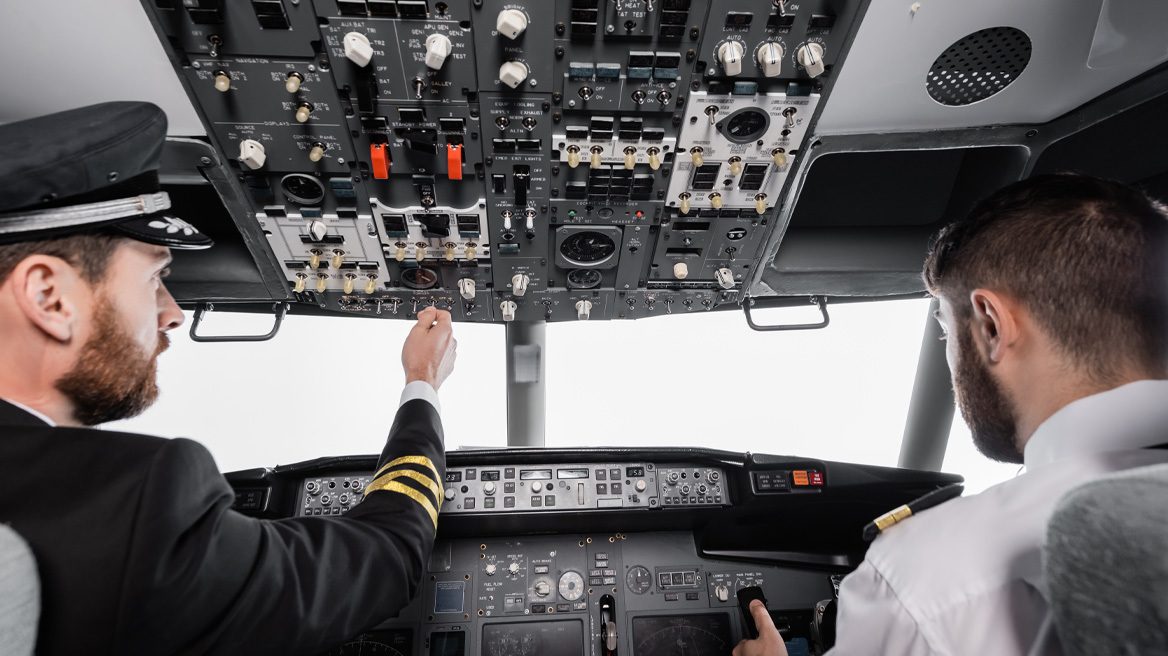 Ο μισθός πιλότου της American Airlines γίνεται viral: Οι άνθρωποι δεν μπορούν να πιστέψουν πόσα κερδίζει
