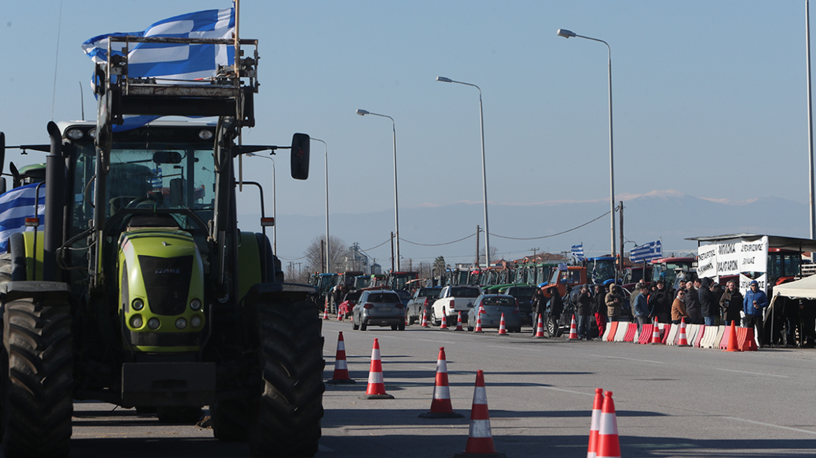 Οι αγρότες ανοίγουν λωρίδες κυκλοφορίας για την Πρωτοχρονιά και δίνουν ραντεβού για αποφάσεις μετά την αλλαγή της χρονιάς
