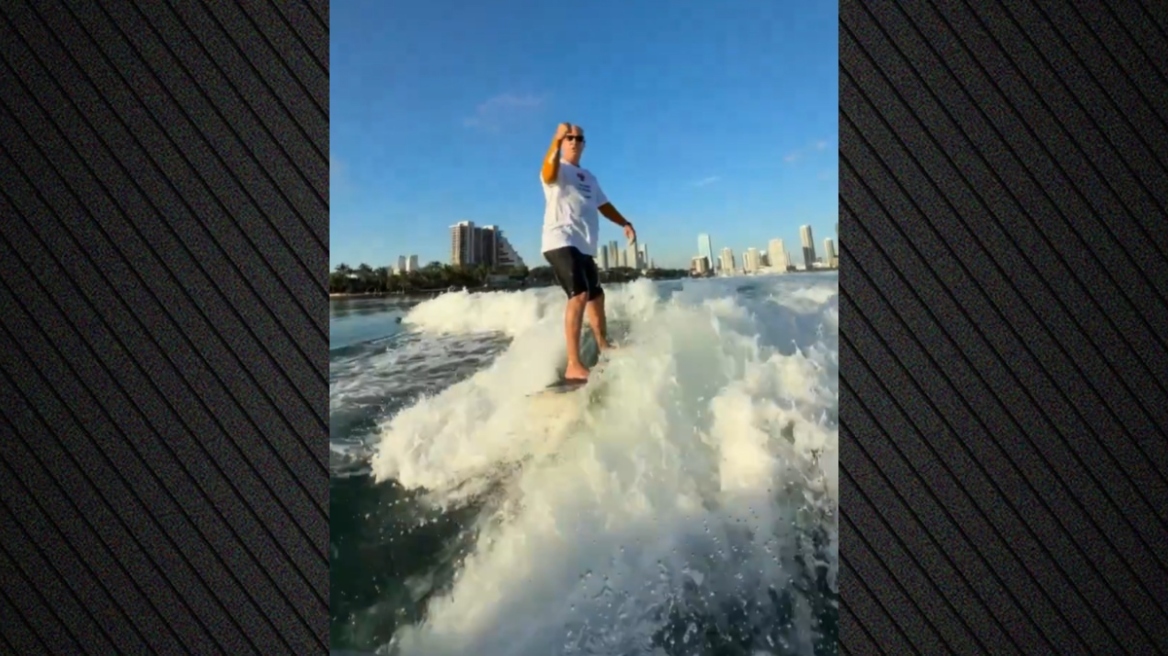 Το δεξί χέρι του Πούτιν σερφάρει στο Μαϊάμι λίγο πριν τις κρίσιμες συνομιλίες για την Ουκρανία, δείτε βίντεο