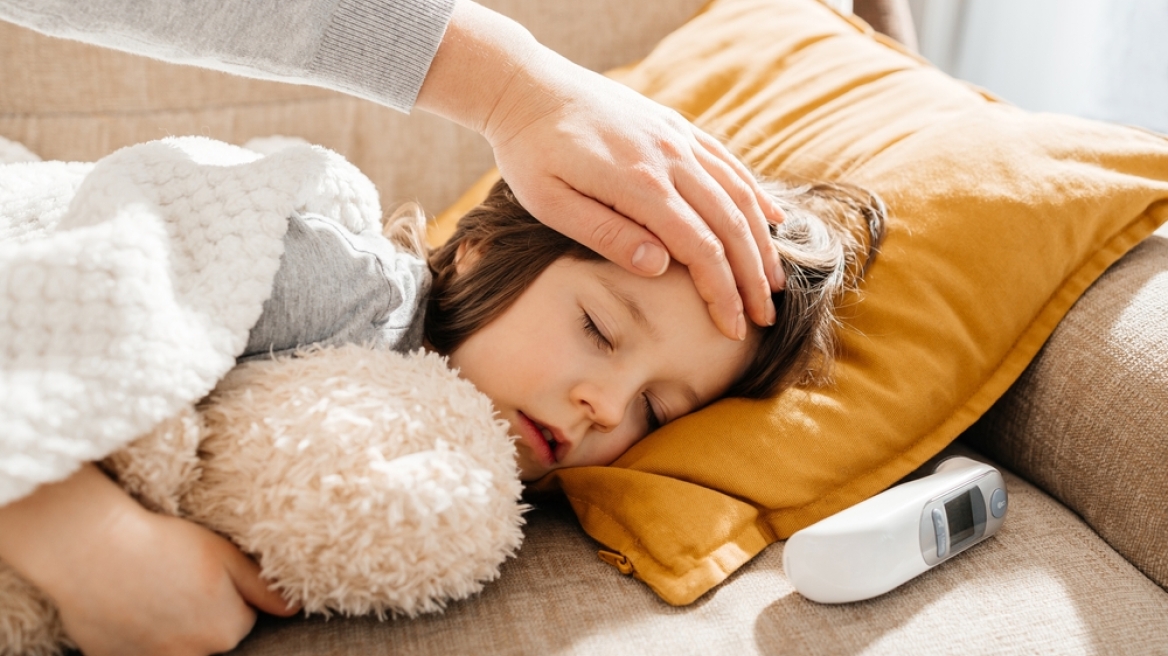 «Φουντώνει» η γρίπη στα παιδιά και μεγαλώνει ο κίνδυνος για όλη την οικογένεια, προειδοποιούν οι ειδικοί