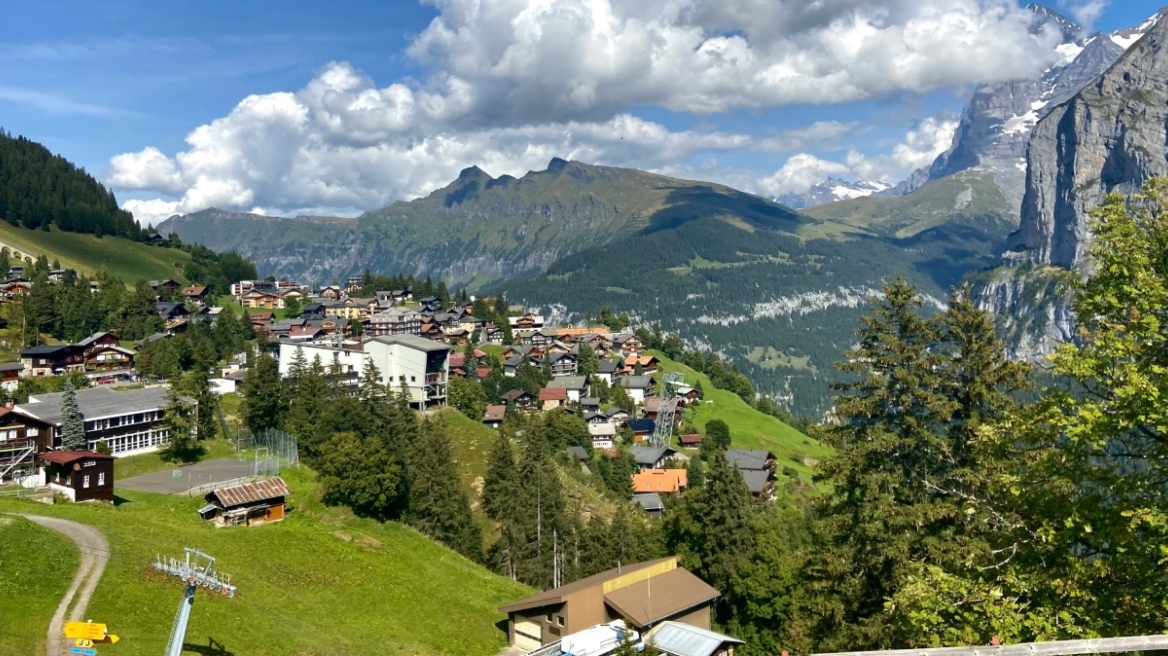 Το απομονωμένο χωριό των Άλπεων που συνδέθηκε με τον κόσμο μέσω του πιο απότομου τελεφερίκ στον πλανήτη