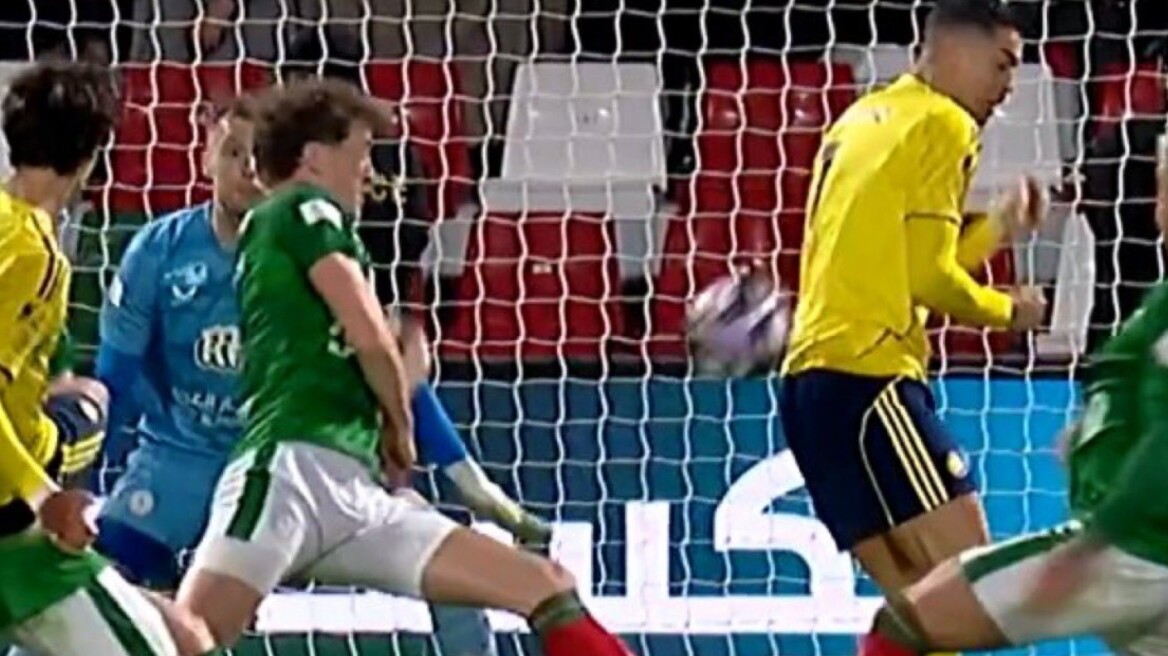 Σκόραρε με την πλάτη ο Ρονάλντο και έφτασε τα 957 γκολ, δείτε βίντεο 