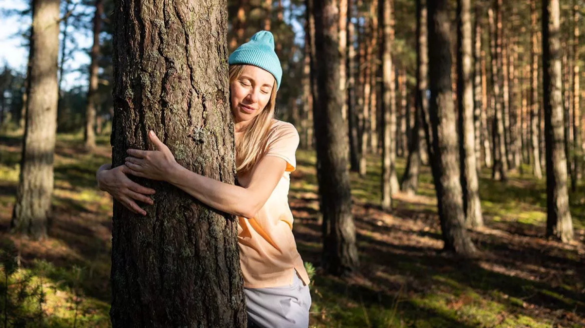 Γιατί αυξάνονται οι νέοι που αγκαλιάζουν δέντρα – Η μαρτυρία μιας 35χρονης θεραπεύτριας
