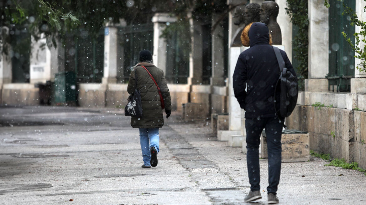 Διήμερο ψυχρής εισβολής με κρύο, βροχές και χιόνια σε όλη τη χώρα, δείτε βίντεο από την Ιπποκράτειο Πολιτεία όπου χιονίζει ήδη