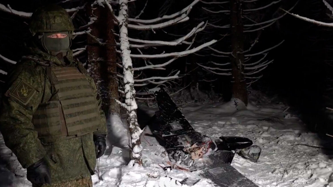 Τα συντρίμμια ενός drone δείχνει η Ρωσία ως απόδειξη για την επίθεση των Ουκρανών σε σπίτι του Πούτιν - Βίντεο