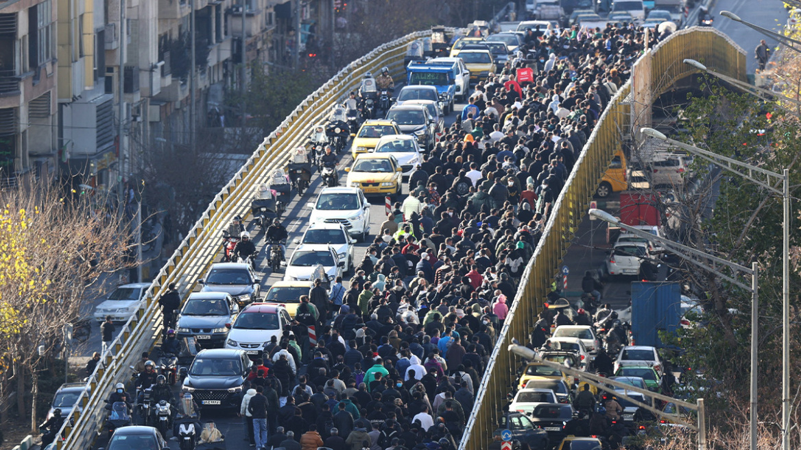 Οι Ιρανοί είναι σε απόγνωση με τη χώρα να βυθίζεται από μαζικές διαδηλώσεις και σοβαρά επεισόδια: Η πολιτική αλλαγή και οι σκέψεις για μετανάστευση