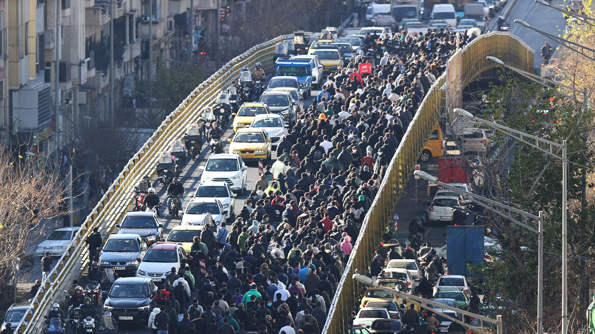 Χάος στο Ιράν: Ο λαός στους δρόμους κατά των Αγιατολάχ, έξι νεκροί και εσωτερικές ρωγμές στο καθεστώς