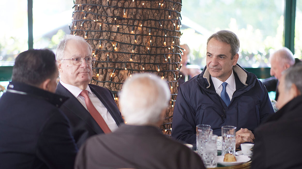 Πρωτοβουλία Μητσοτάκη για συναίνεση στις Ανεξάρτητες Αρχές, τι ζήτησε από τον Κακλαμάνη στον πρωτοχρονιάτικο καφέ