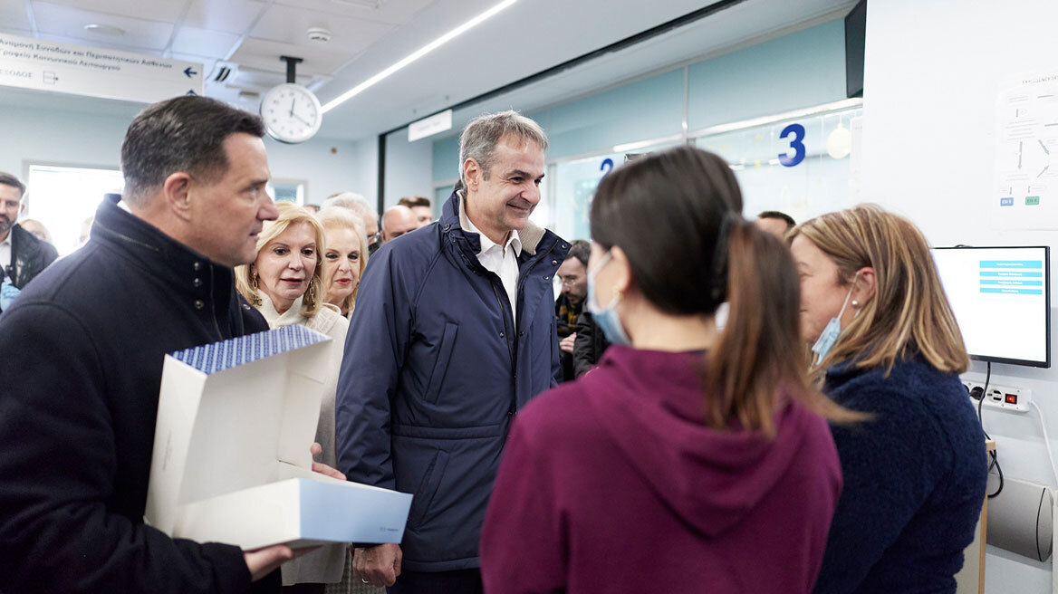 Επίσκεψη Μητσοτάκη στο νοσοκομείο Γεννηματάς: Ενημερώθηκε για τα επείγοντα και τα έργα αναβάθμισης, δείτε βίντεο και φωτογραφίες