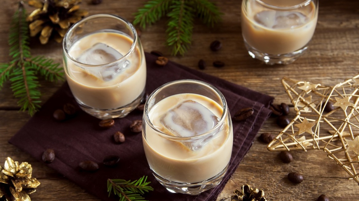 Σπιτικό Baileys: Το λικέρ που φτιάχνεται σε 5 λεπτά και γίνεται το απόλυτο κέρασμα