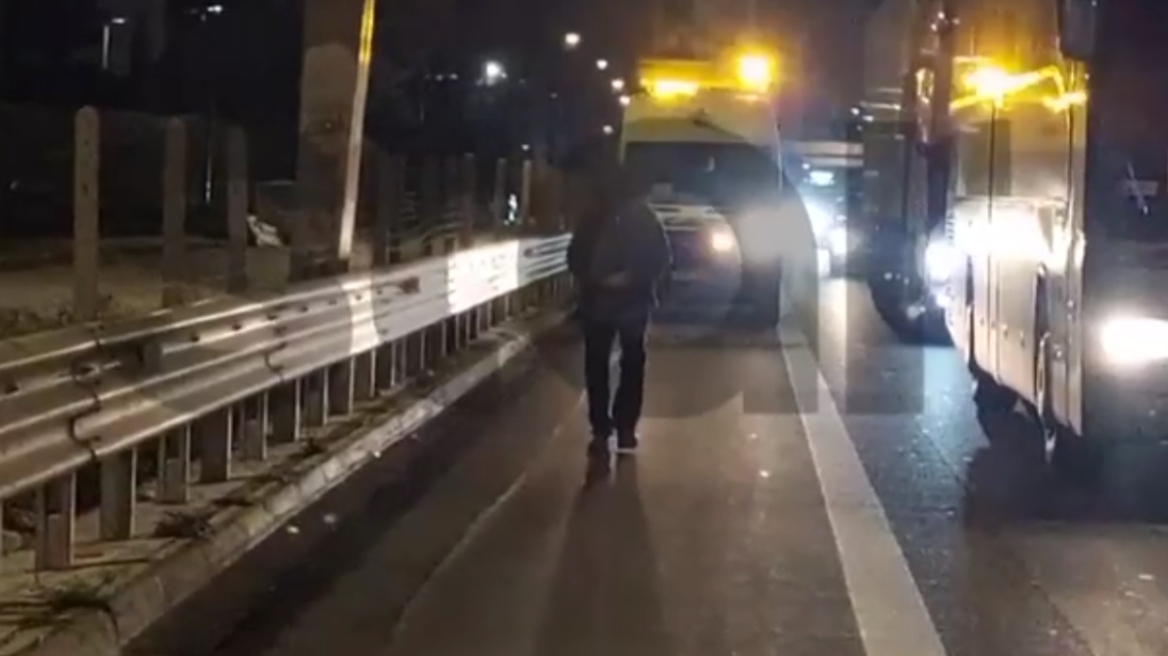 Μεθυσμένος περπατούσε για 2 χιλιόμετρα στη ΛΕΑ της Εθνικής Οδού, παραπατούσε ανάμεσα σε αυτοκίνητα, δείτε βίντεο