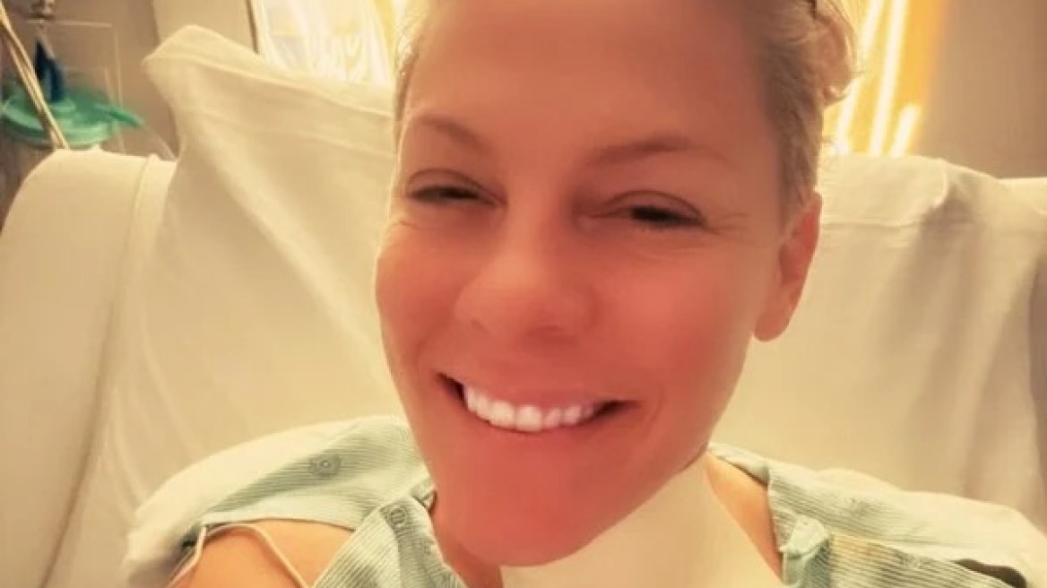 H Pink πέρασε την Πρωτοχρονιά στο νοσοκομείο - Η ανάρτηση με τους επιδέσμους στον λαιμό (εικόνα)
