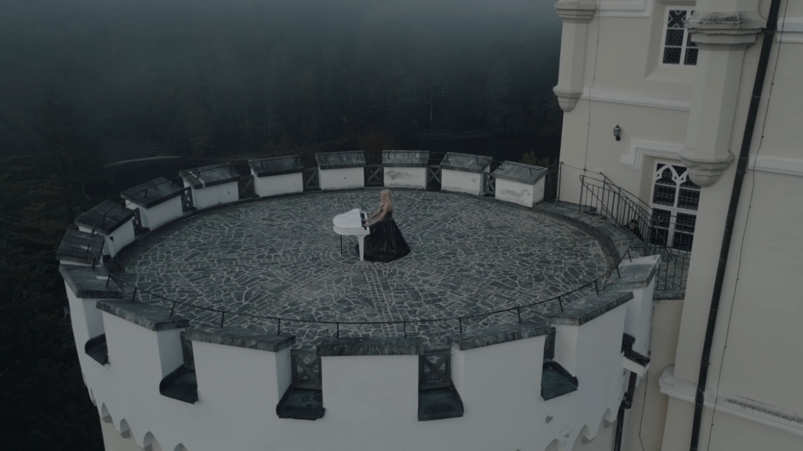 Η «ιπτάμενη πιανίστρια» Έλενα Ξυδιά παίζει πιάνο στην κορυφή κάστρου 800 ετών στην Κροατία, δείτε βίντεο