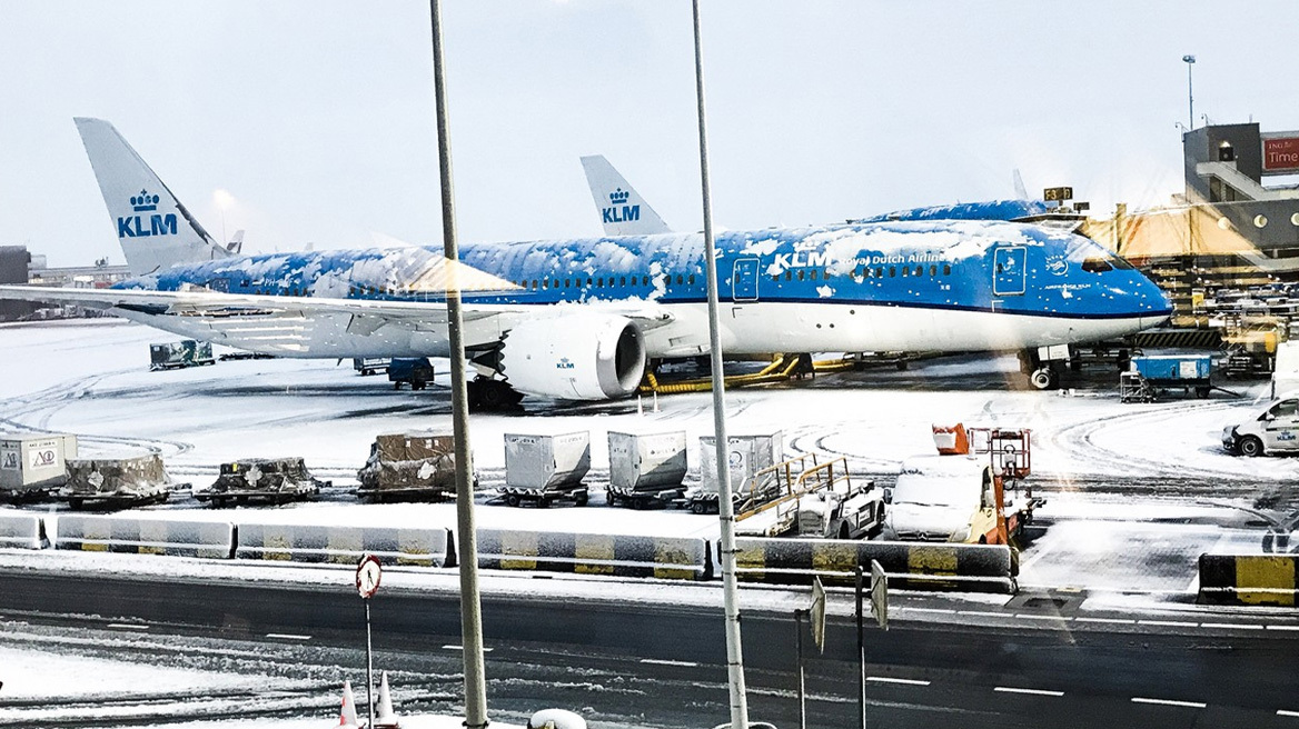 Εκατοντάδες ακυρώσεις και καθυστερήσεις πτήσεων στο αεροδρόμιο του Άμστερνταμ λόγω κακοκαιρίας