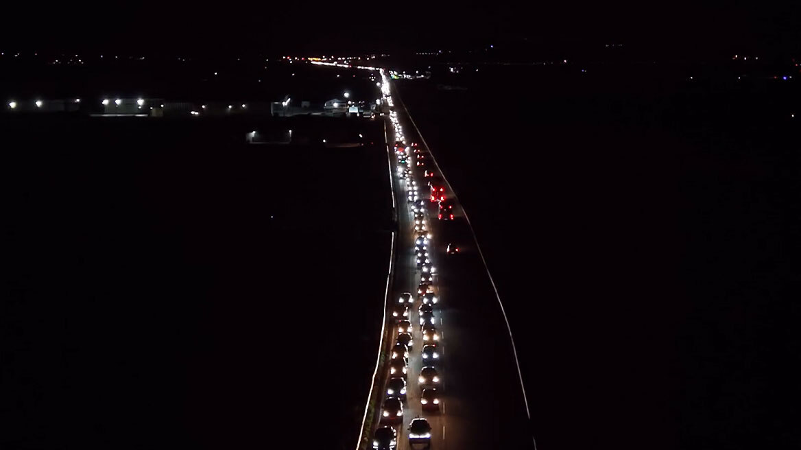 Συνεχίζεται η ταλαιπωρία για τους εκδρομείς που επιστρέφουν στην Αθήνα, «έμφραγμα» 12 χιλιομέτρων στην Αλίαρτο, βίντεο