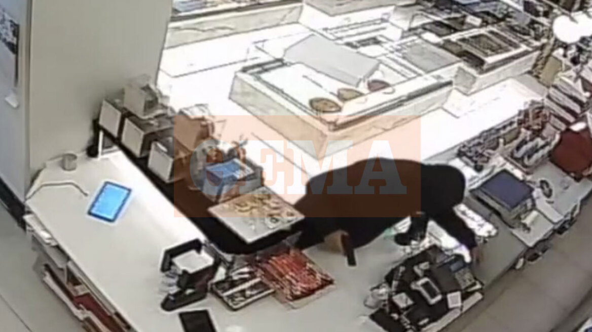 Ένοπλη ληστεία σε ζαχαροπλαστείο στη Νίκαια, άρπαξε το ταμείο και έφυγε με το όπλο στο χέρι, δείτε βίντεο