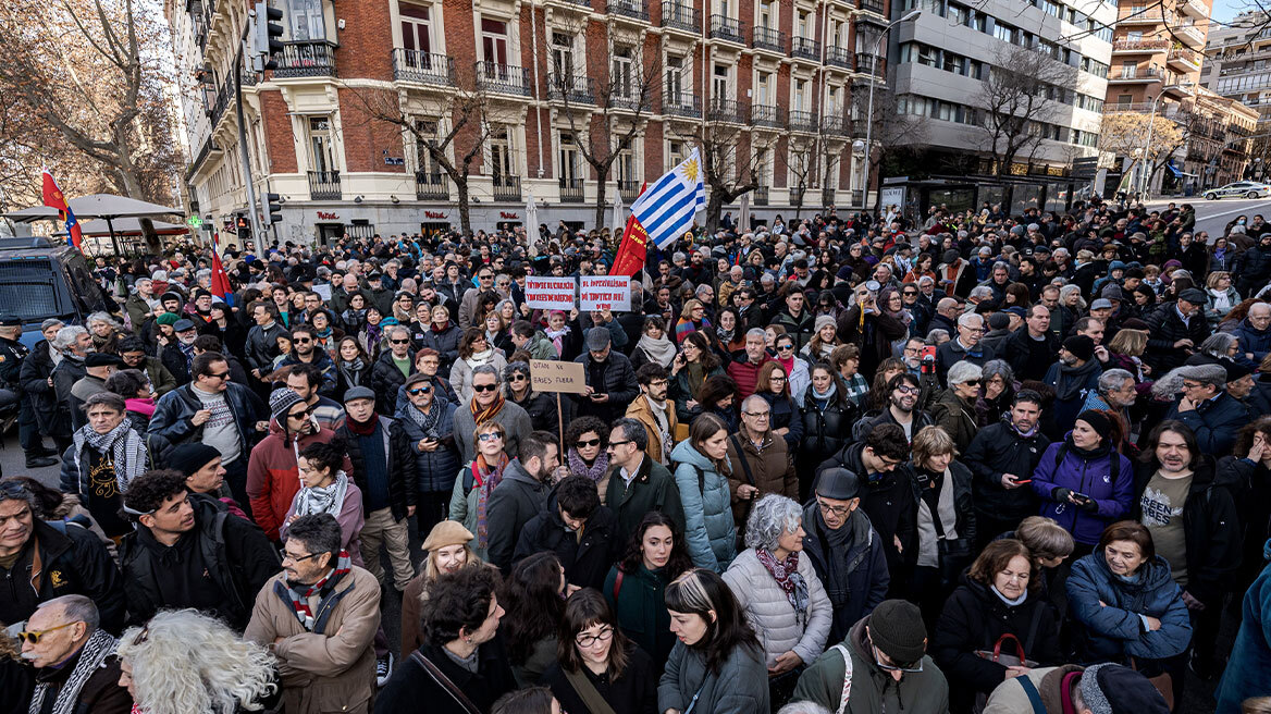 Μαζική συγκέντρωση διαμαρτυρίας έξω από την αμερικανική πρεσβεία στη Μαδρίτη για τη σύλληψη Μαδούρο, βίντεο και φωτογραφίες
